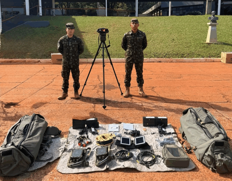 Militares exibem equipamentos de comunicação em pátio militar.