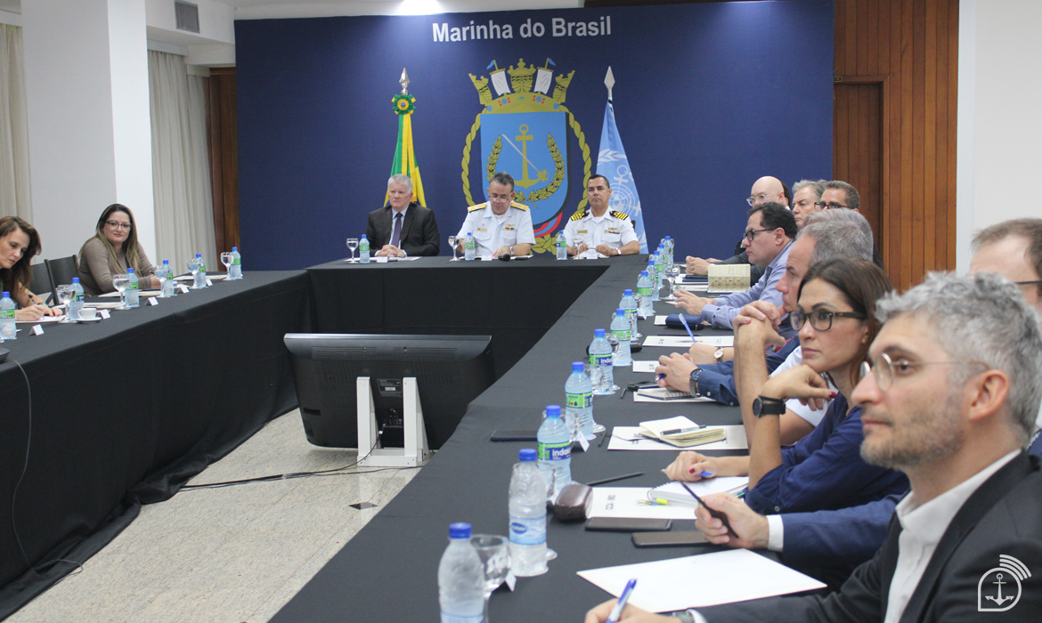 Reunião oficial na Marinha do Brasil com oficiais.