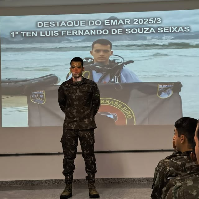 Militar em frente a projeção de cerimônia.