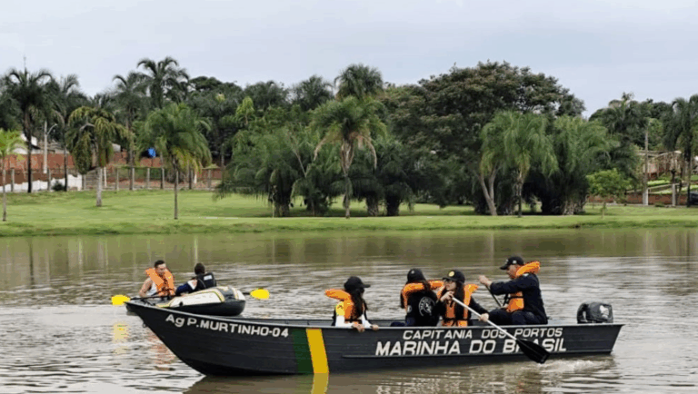 Barco da Marinha do Brasil em rio tropical.