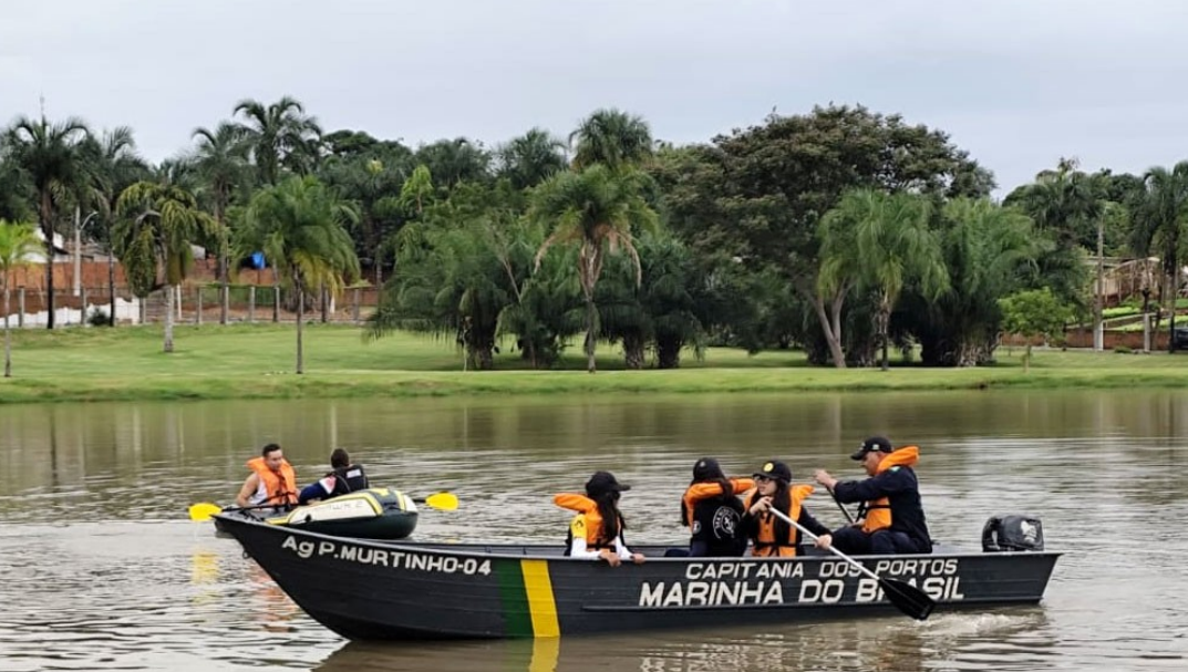Barco da Marinha do Brasil em rio tropical.