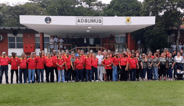 Grupo em evento militar do Corpo de Fuzileiros Navais.