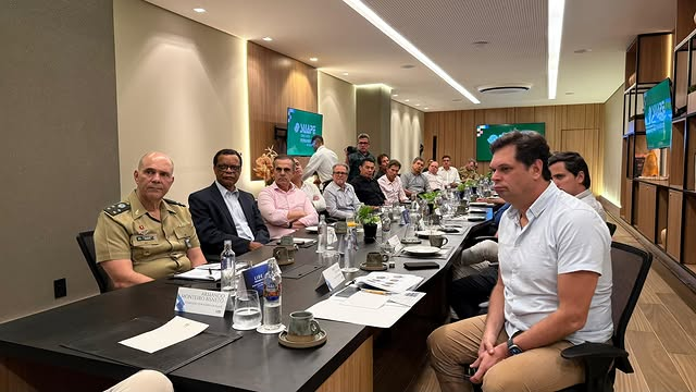 Reunião de executivos em uma sala de conferência