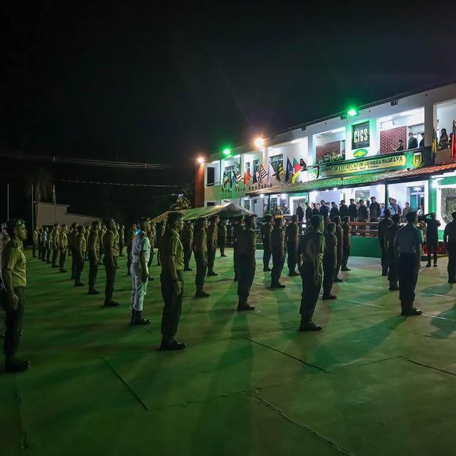 Cerimônia militar noturna, soldados em formação