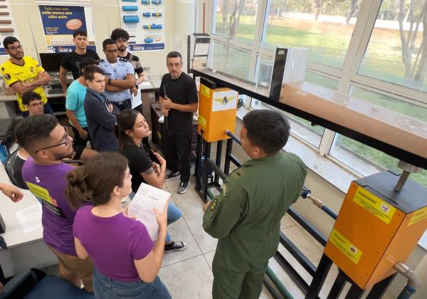 Grupo de alunos em aula prática de engenharia.
