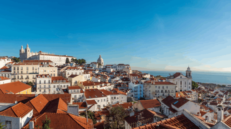 Vista panorâmica de Lisboa com mar ao fundo.