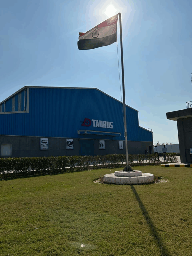 Bandeira da Índia em frente a edifício da Taurus.