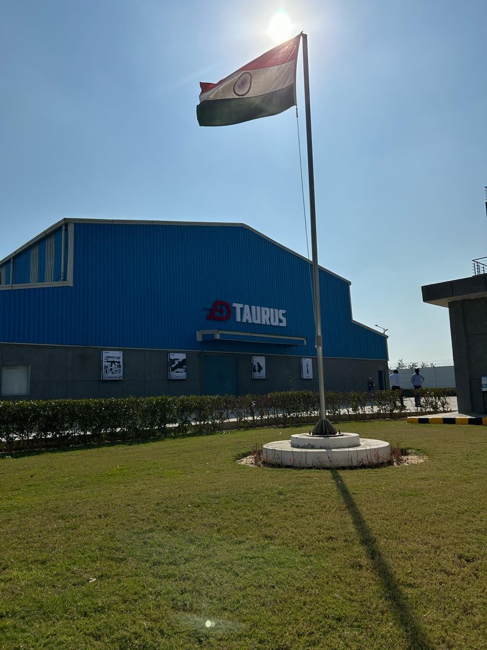 Bandeira da Índia em frente a edifício da Taurus.