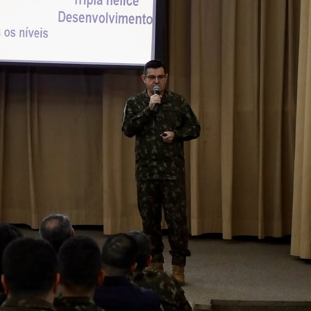 Soldado apresenta palestra em auditório militar.