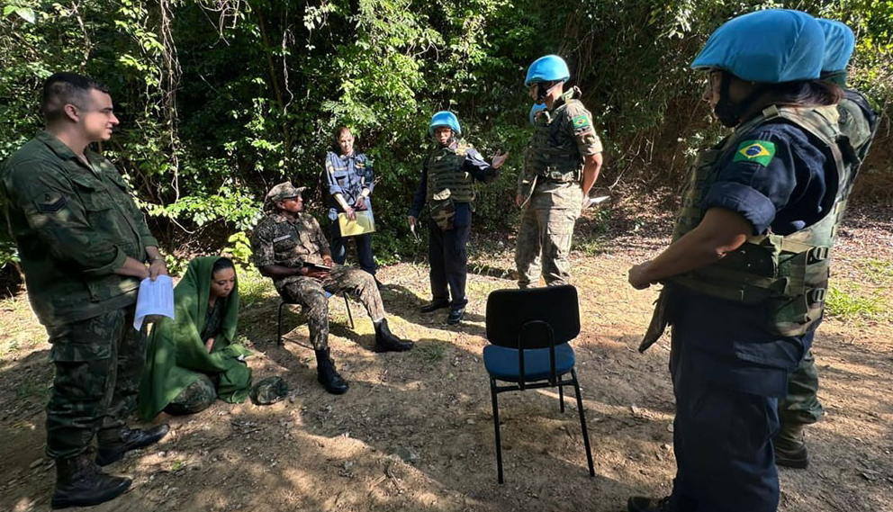 Militares em treinamento na floresta.