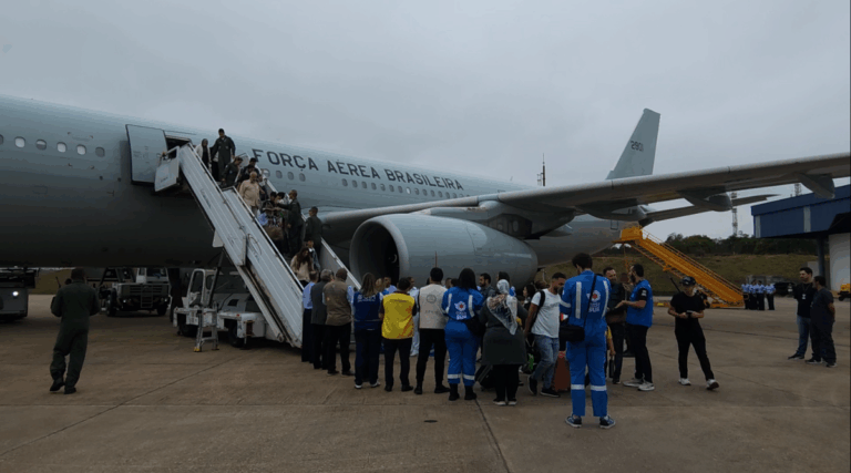 Passageiros desembarcam de avião da Força Aérea Brasileira.