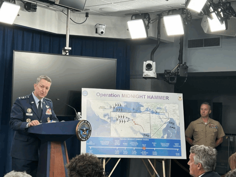 Oficial apresenta plano militar em coletiva de imprensa.