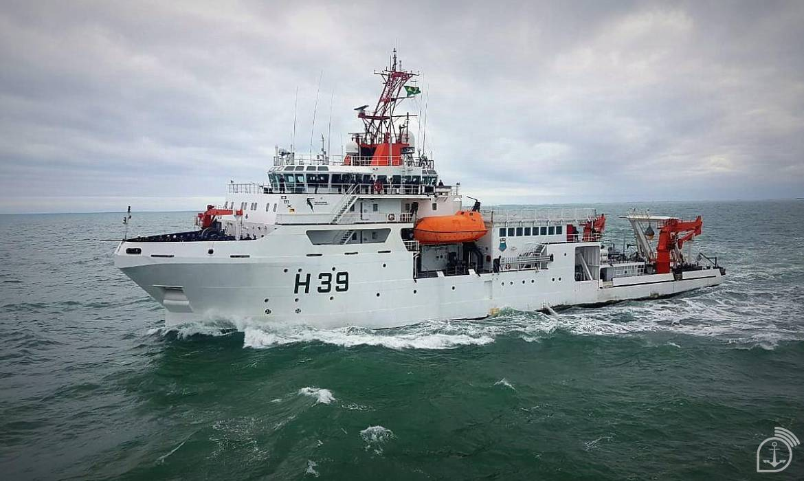 Navio pesquisa H39 navegando em mar aberto.