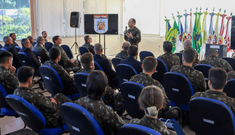 Palestra militar com oficiais do exército brasileiro