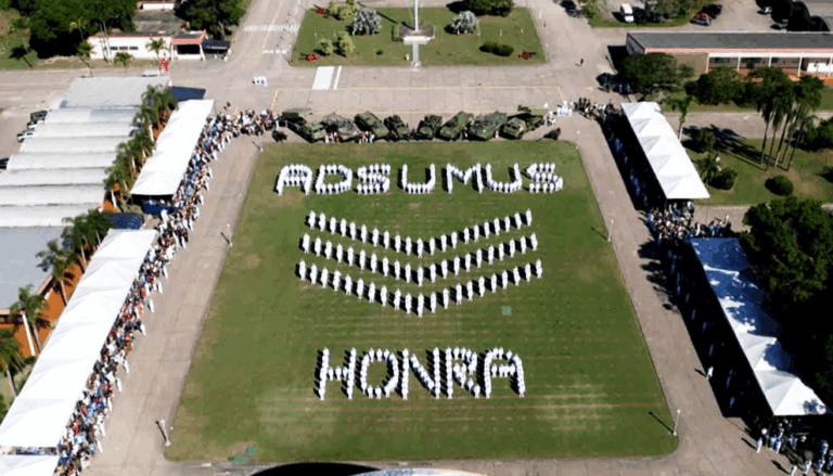 Formação militar com palavras Adsummus Honra.