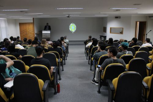 Palestra para estudantes em auditório universitário.