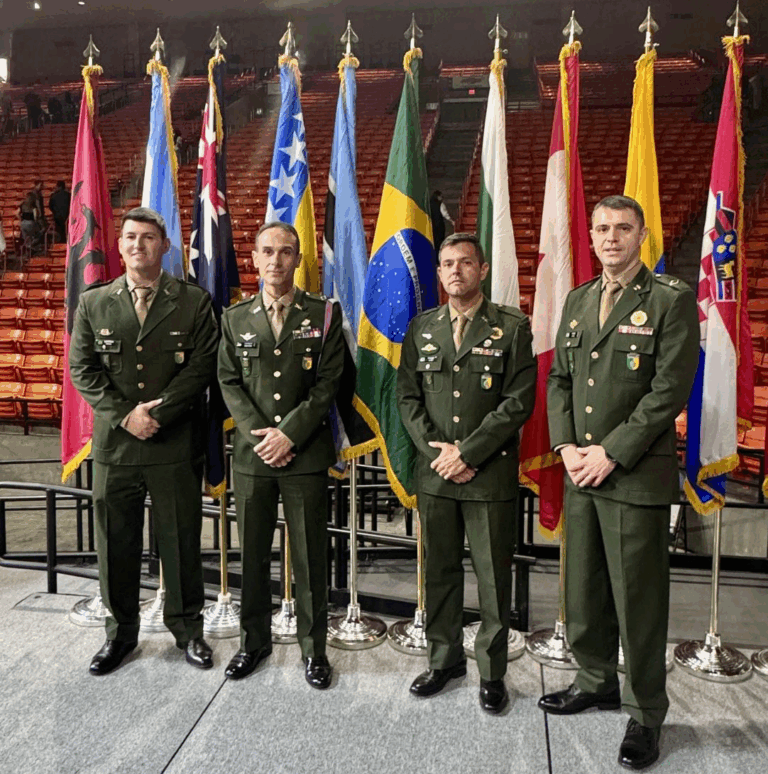 Militares em frente a bandeiras em cerimônia oficial.