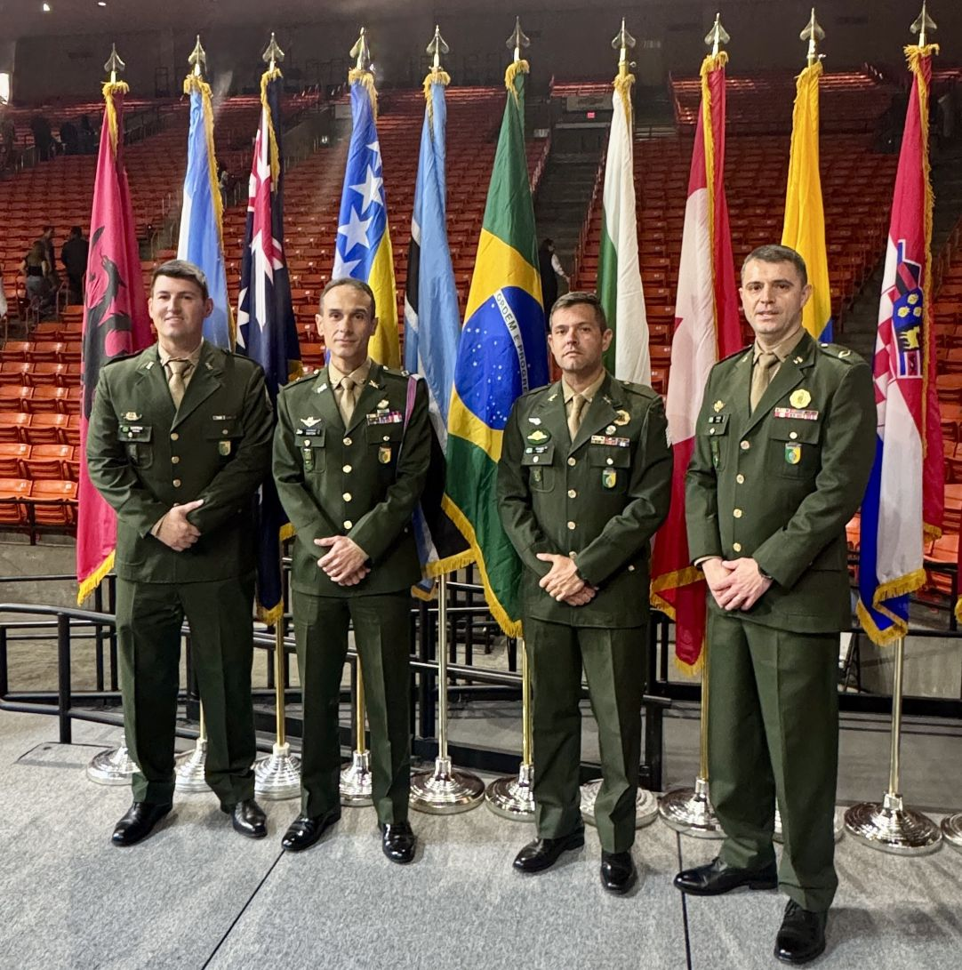 Militares em frente a bandeiras em cerimônia oficial.