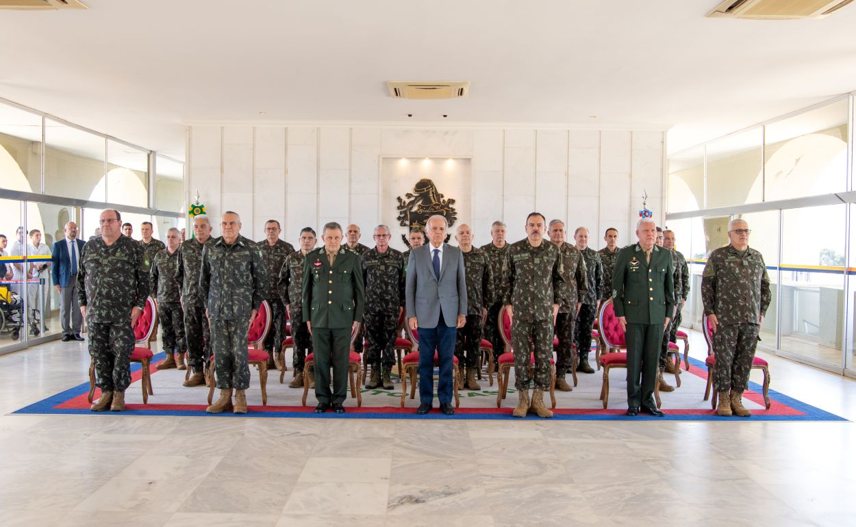 Militares brasileiros em cerimônia oficial em Brasília.
