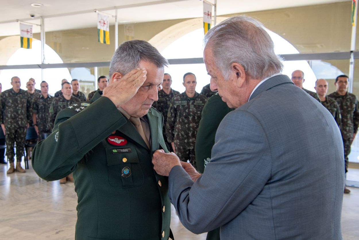 Cerimônia militar com condecoração de oficial.