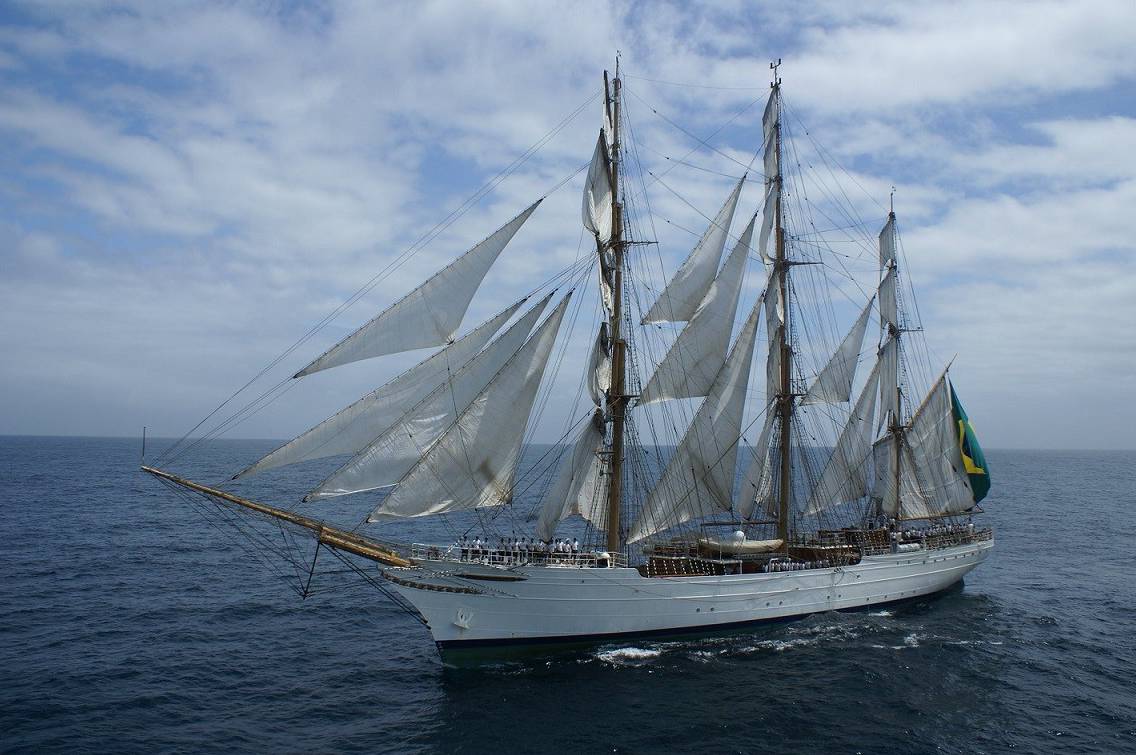 Navio veleiro no oceano com bandeira brasileira.
