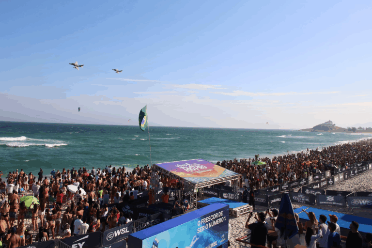 Multidão na praia com aviões sobrevoando