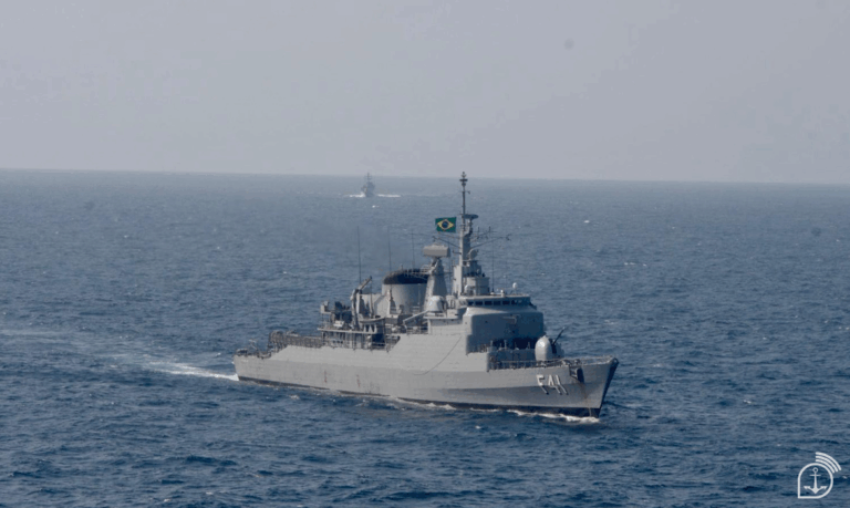 Navio de guerra brasileiro navegando no oceano.