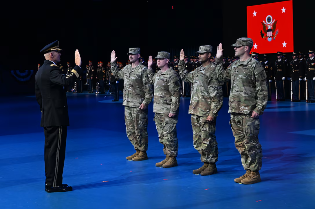 Soldados em cerimônia de juramento militar.