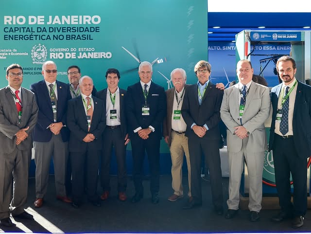 Grupo reunido em evento sobre energia no Rio de Janeiro.