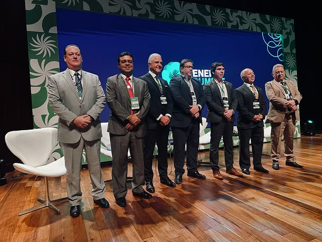 Pessoas em evento corporativo no palco.