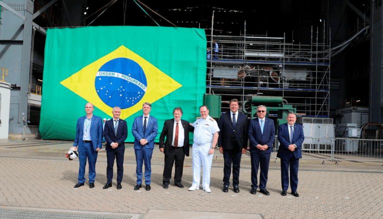 Submarino Tonelero impressiona senadores da França em visita ao PROSUB
