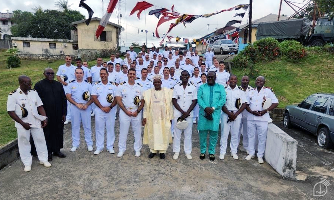 Grupo de oficiais navais em uniformes brancos.