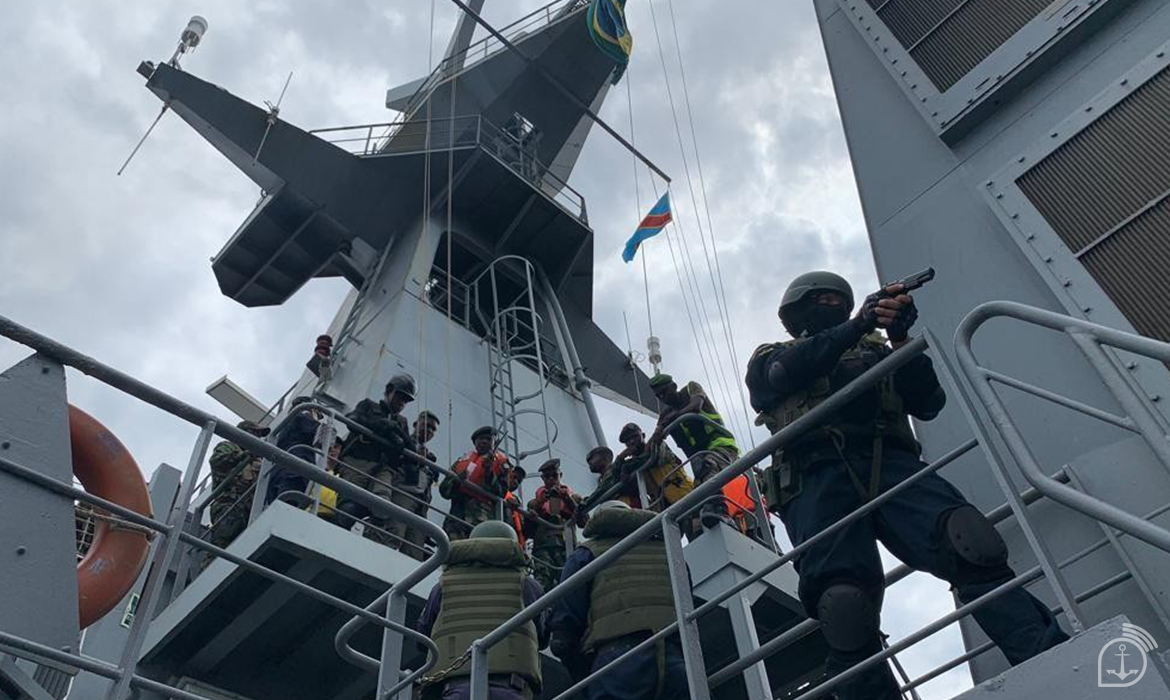 Militares em ação na plataforma de um navio.