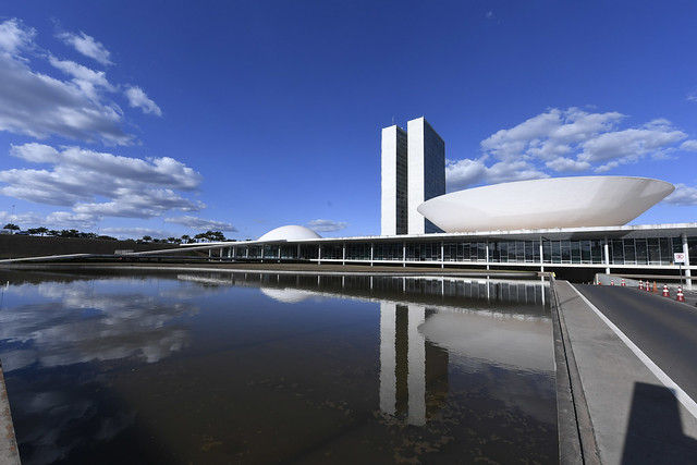 Congresso Nacional do Brasil refletido em espelho d'água.