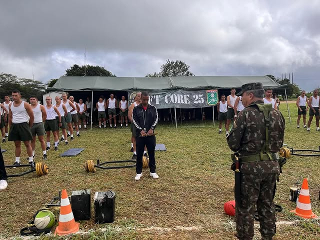 Treinamento militar ao ar livre com soldados.
