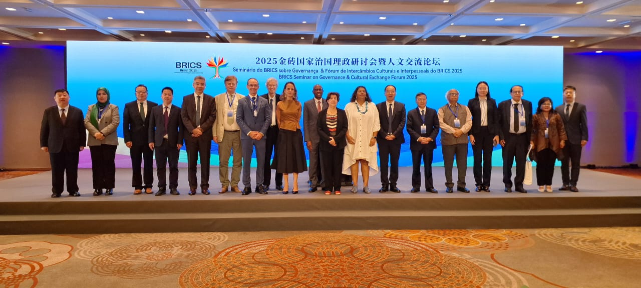 Pessoas no seminário BRICS sobre governança 2025.