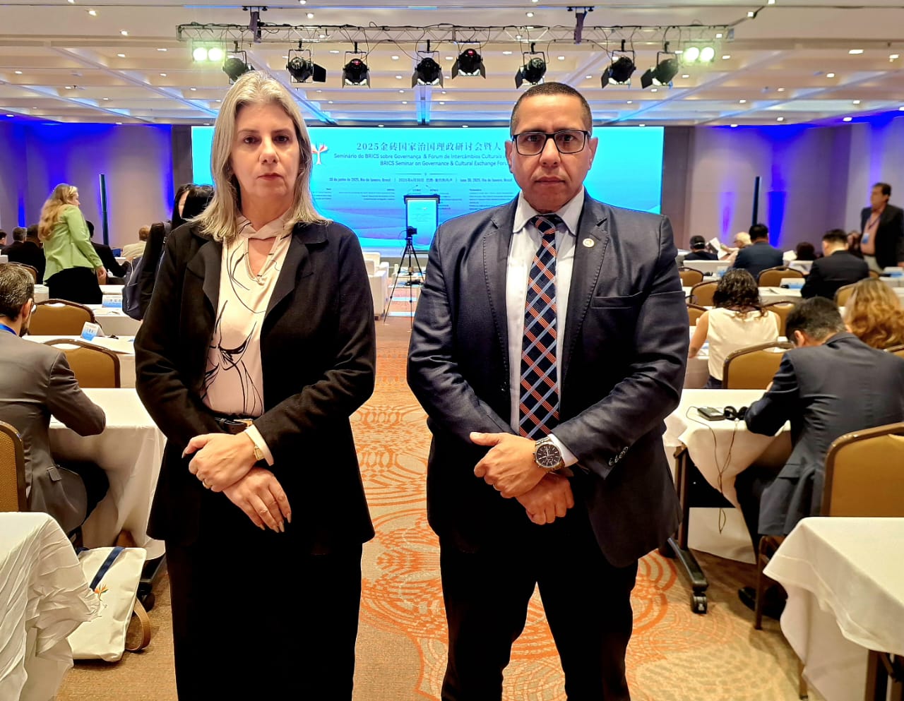 Pessoas em conferência internacional.