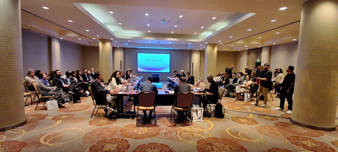 Reunião de negócios em sala de conferências elegante.