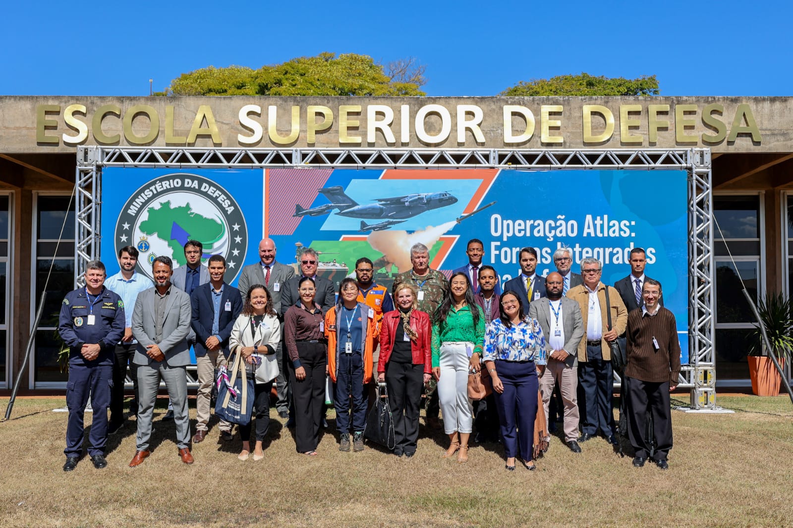 Grupo na frente da Escola Superior de Defesa.