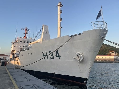Navio H34 atracado no porto ao pôr do sol.