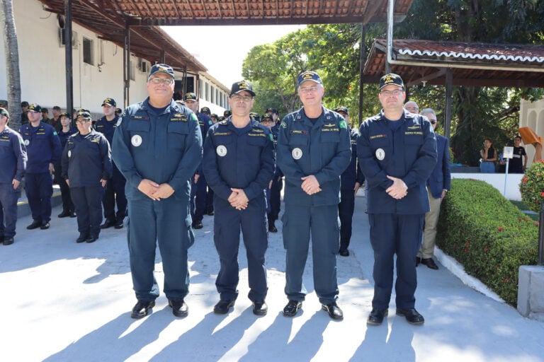 Oficiais da Marinha em cerimônia ao ar livre.