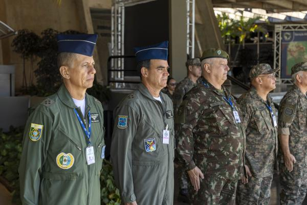 Militares em uniforme durante cerimônia oficial.