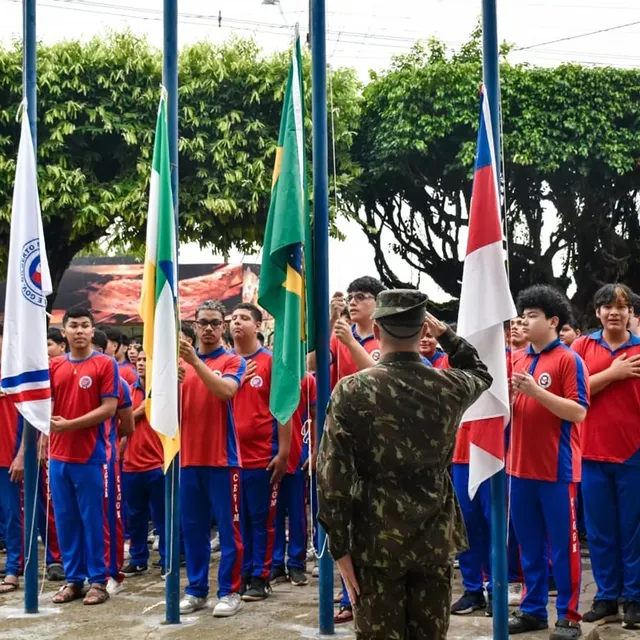 Estudantes participam de cerimônia de hasteamento de bandeiras.