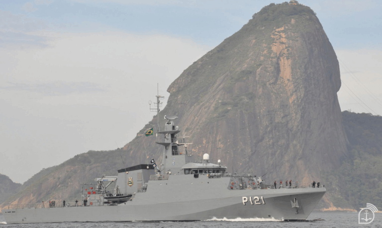 Navio militar P121 em frente ao Pão de Açúcar.