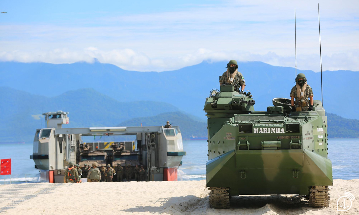 Veículo militar anfíbio em praia, Marinha do Brasil.