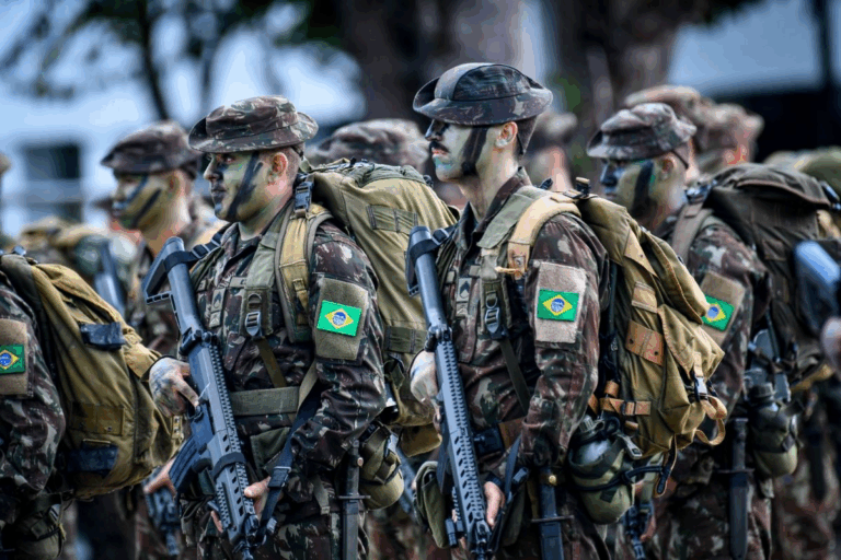 Soldados do exército brasileiro em formação militar.
