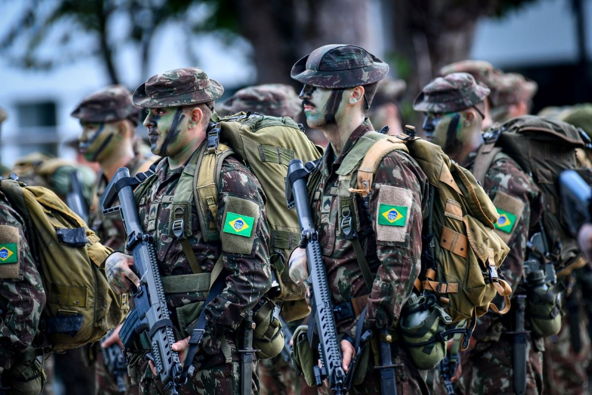 Soldados do exército brasileiro em formação militar.