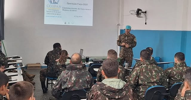 Militares assistem apresentação sobre Operação Forja 2025.
