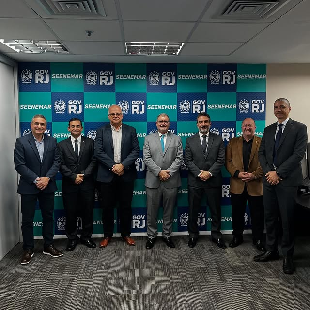 Líderes reunidos em frente ao banner do GOV RJ.