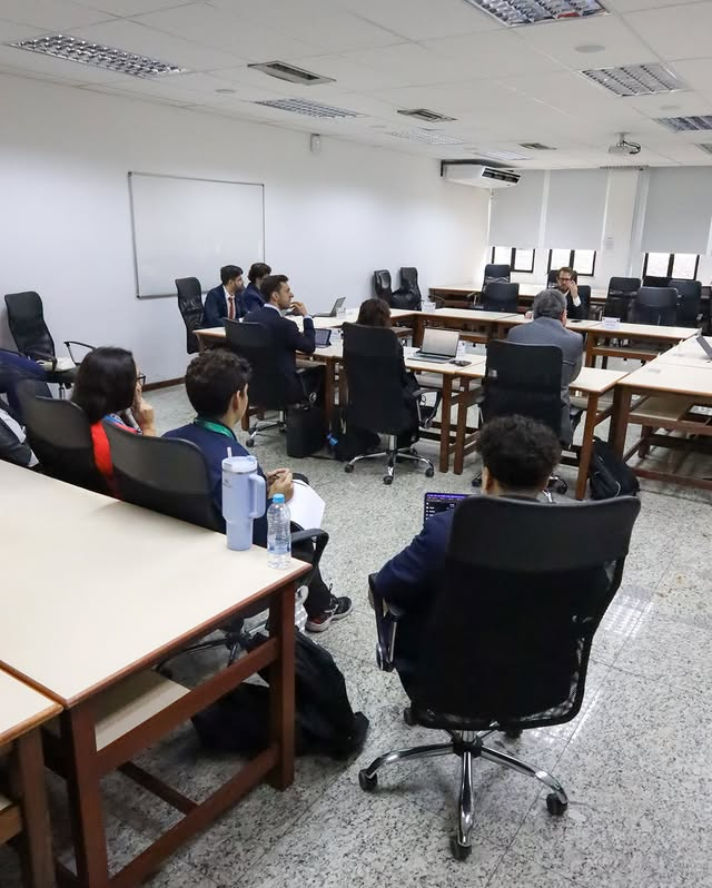 Reunião de trabalho em sala de conferência.